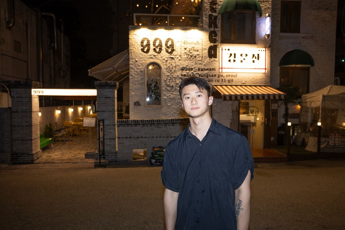 밤, 구구구와 경운산 간판이 걸린 건물 앞에 선 김보현